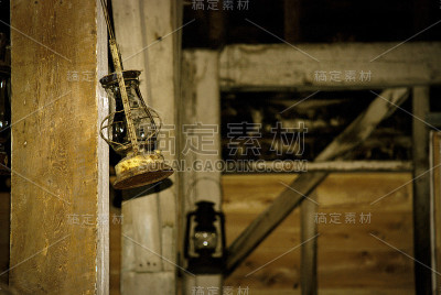 酒吧里的复古油灯