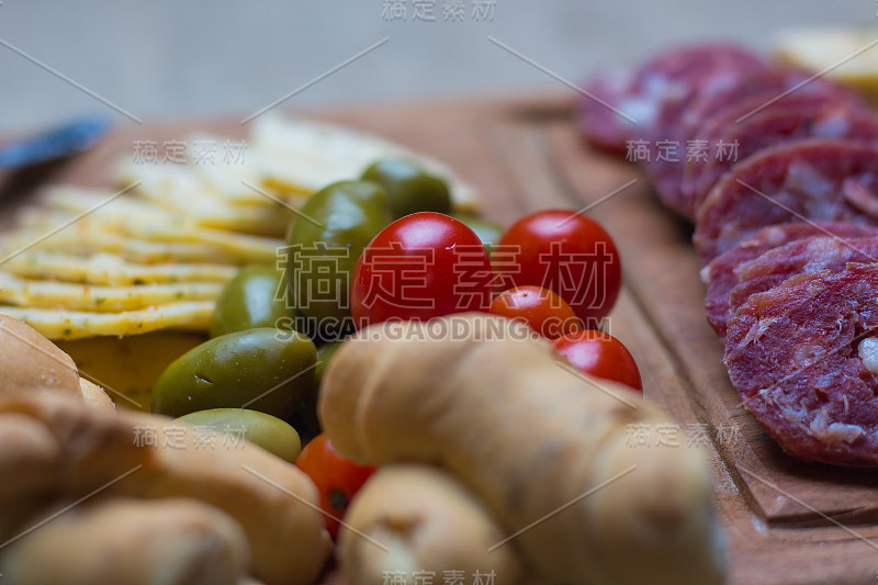 托盘开胃菜熟食肉和奶酪面包