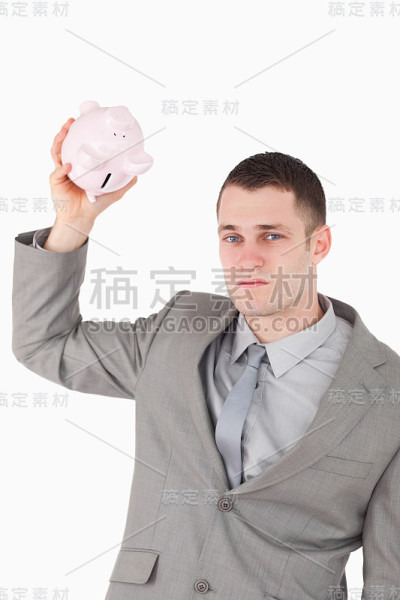 一个商人摇晃空储蓄罐的肖像