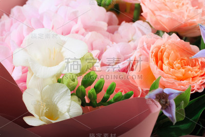 一束混合的春天鲜花近景