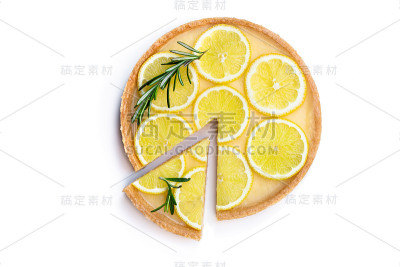 传统的法国柠檬挞与迷迭香叶隔离在白色