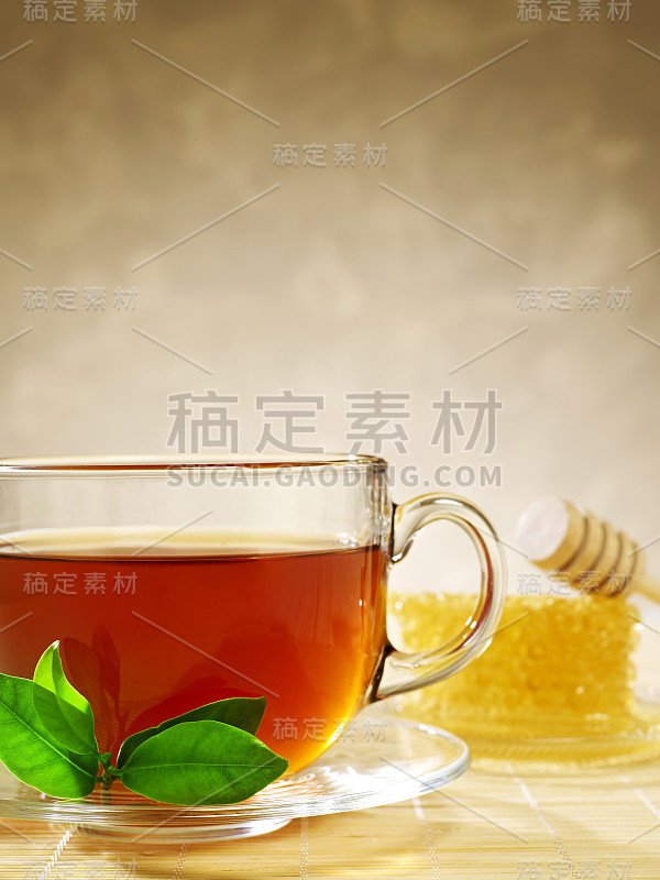 一杯加蜂蜜的茶