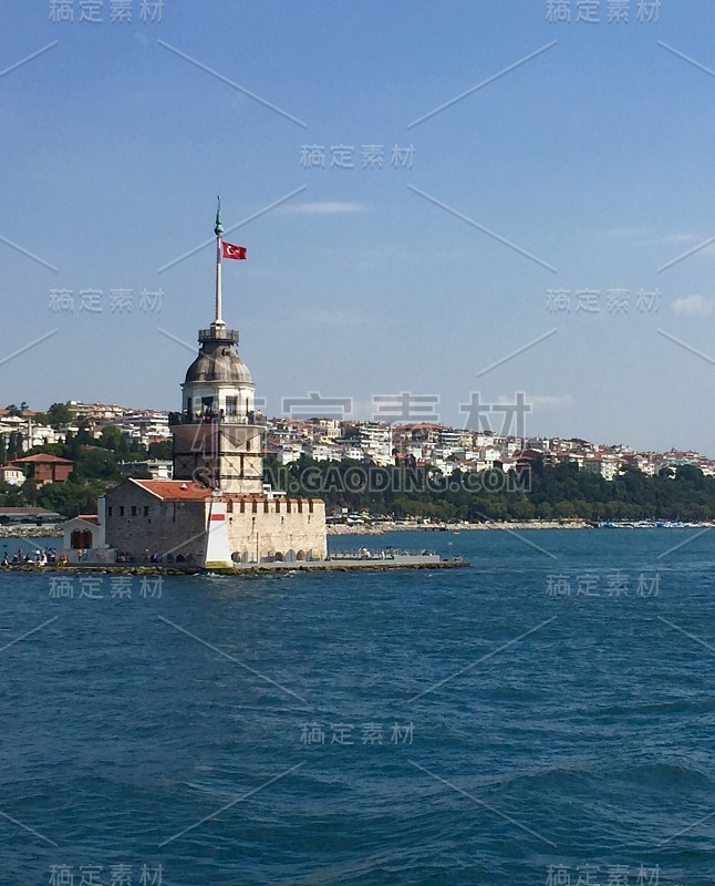 伊斯坦布尔博斯普鲁斯，土耳其马尔马拉海港口，土耳其国旗女孩塔全景