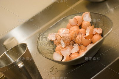 鸡蛋壳放在碗里