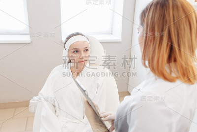 一个年轻漂亮的女人来到一家美容院咨询医生