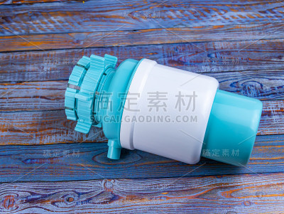 用泵在桌上抽出一瓶水。