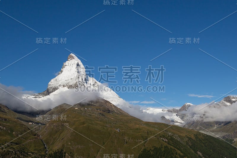 马特洪峰的山顶是深蓝色的天空，白雪覆盖