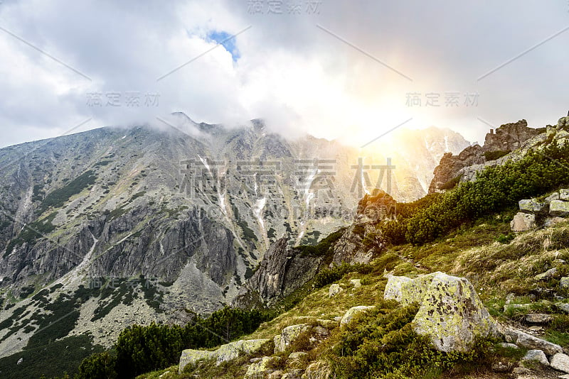 多云天的山景。Tatra山上。