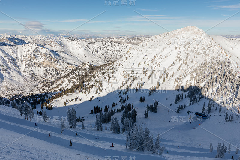 滑雪者和滑雪板在山坡上从雪鸟滑雪度假村在小棉谷