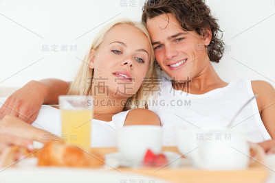一对夫妇吃早餐的特写