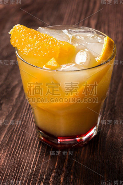 一杯新鲜榨过的橙汁
