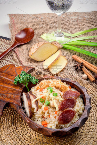 炒饭和腊肠，泰国菜。