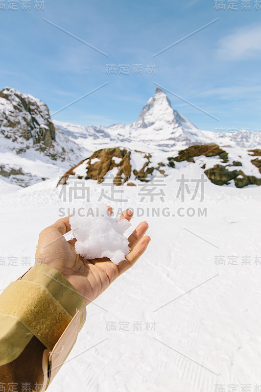 左边是雪，背景是马特洪峰