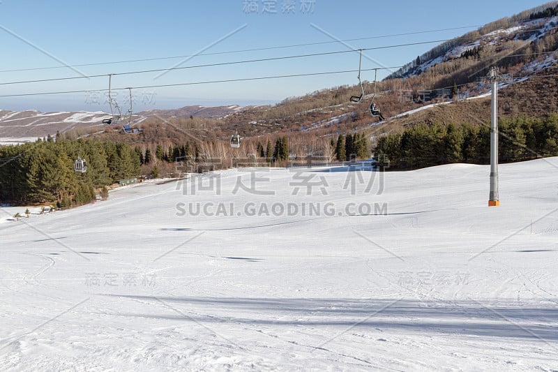 山间林间的滑雪道