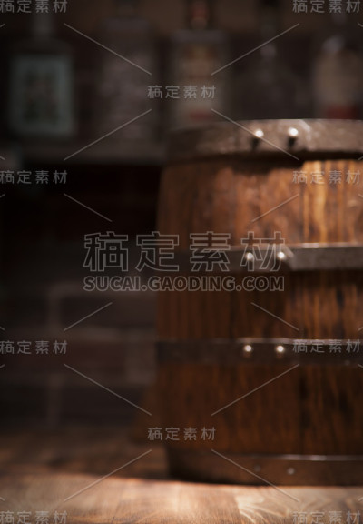 乡村的桌子上放着一桶威士忌。模糊栏背景