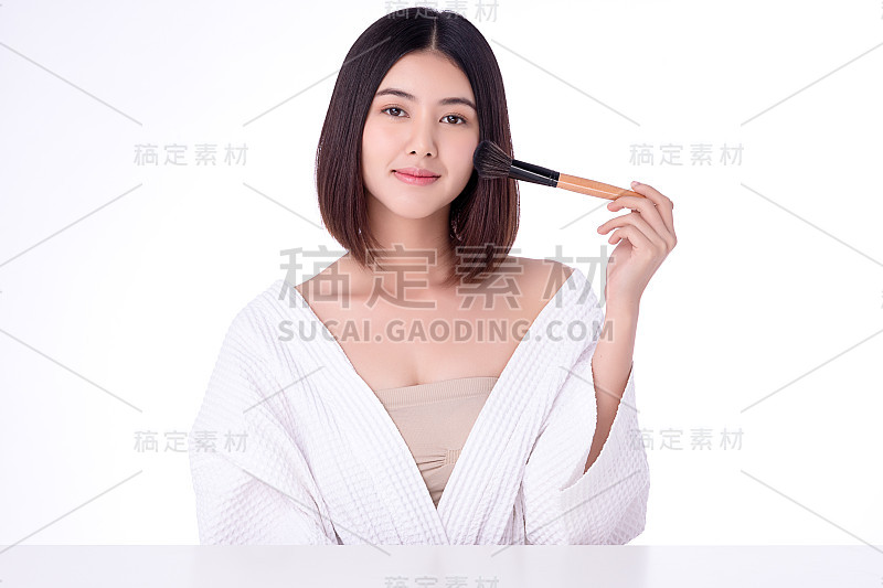 肖像美丽年轻的亚洲女人干净清新裸露的皮肤概念。亚洲女孩美容面部护肤保健，面部护理，完美肌肤，自然妆容