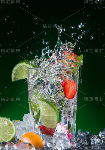 新鲜水果鸡尾酒在冷冻运动飞溅