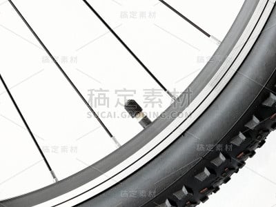 瓦尔斯在自行车车轮上孤立的白色