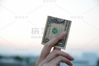 手拿着钱