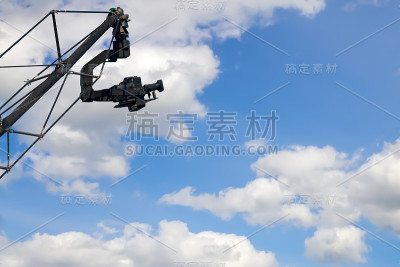 电视摄像机吊在天空的背景上