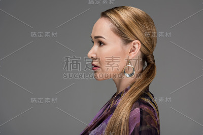 美丽的哈萨克女人望着远处孤立的灰色