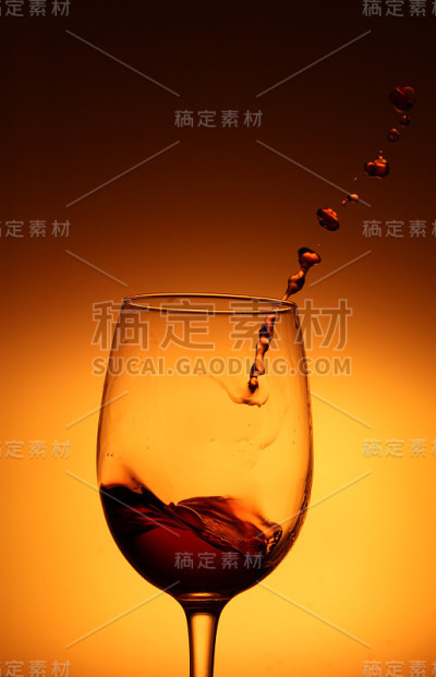 玻璃杯加了水滴