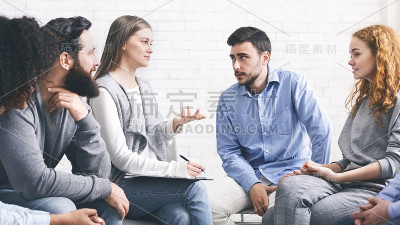 心理导师在治疗过程中与小组成员交谈