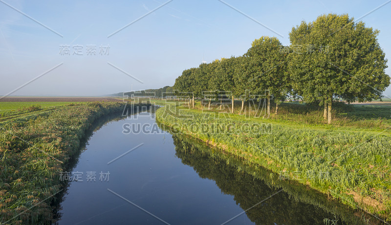 运河穿过秋天的乡村风景