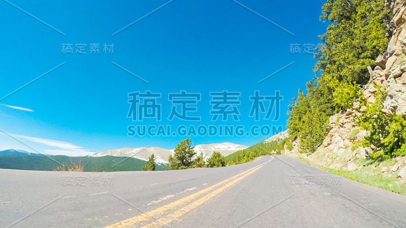 在高山公路上驾驶