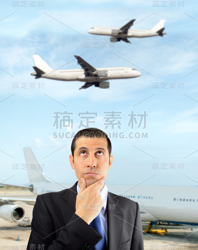 在机场体贴的商人