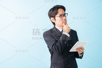 中年商人在电话里说，