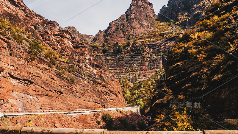 美丽的高速公路穿过红岩峡谷在法国，Provence-Alpes-Côte d'Azur。