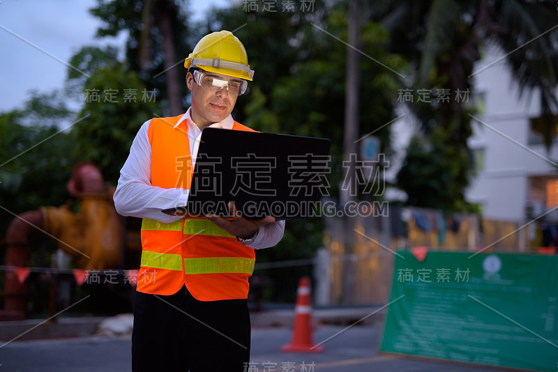 英俊的波斯男子的肖像，建筑工人在建筑工地上的夜晚