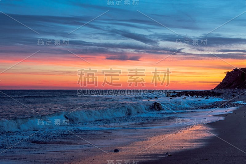 海洋海滩上的冬季日落