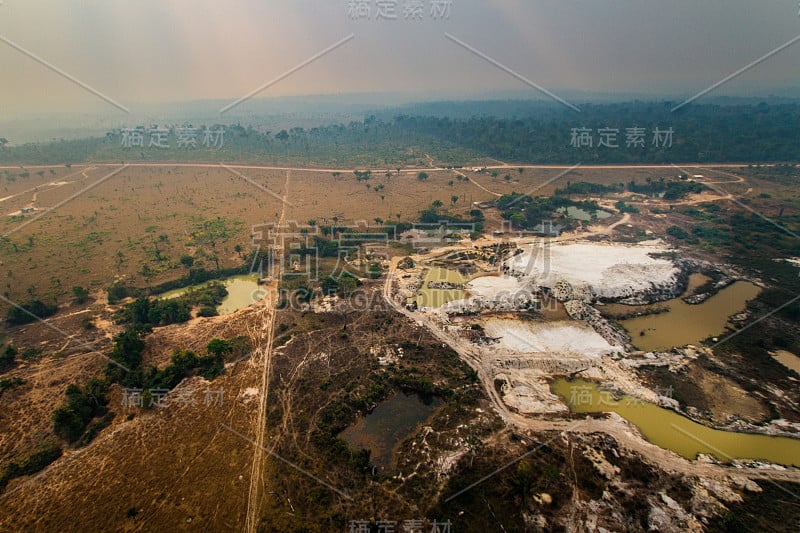 非法采矿导致了门克拉尼奥蒂土著土地附近亚马逊雨林的森林砍伐和河流污染。——帕拉、巴西