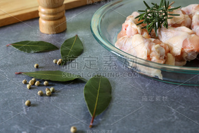 大理石图案背景中的鸡腿