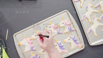 用皇家糖霜装饰独角兽糖饼干