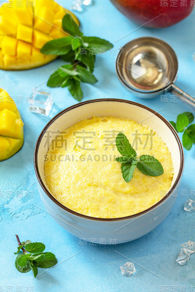冰淇淋、甜食或甜点。自制芒果水果冰淇淋，夏日热带水果冰糕放在石桌上。