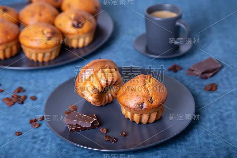 巧克力葡萄干松饼。自制的糕点。