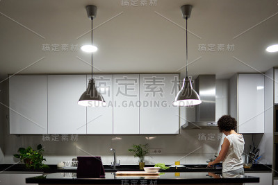 一个面目全非的女人在厨房做饭