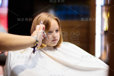 儿童理发。理发师剪头发。