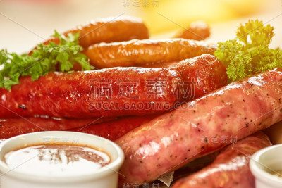 不同种类的香肠特写。