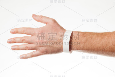手与白色腕带模型。空票腕带设计