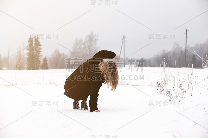 在寒冷的冬日里，在乡村道路上滑倒在光滑的冰雪上