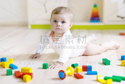可爱的小女孩玩五颜六色的拨浪鼓玩具
