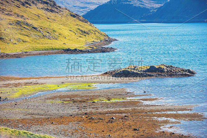 阳光明媚的峡湾。北角,挪威