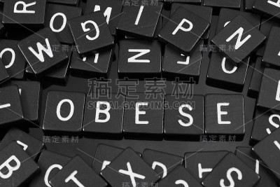 黑色字母瓷砖拼出单词“肥胖”