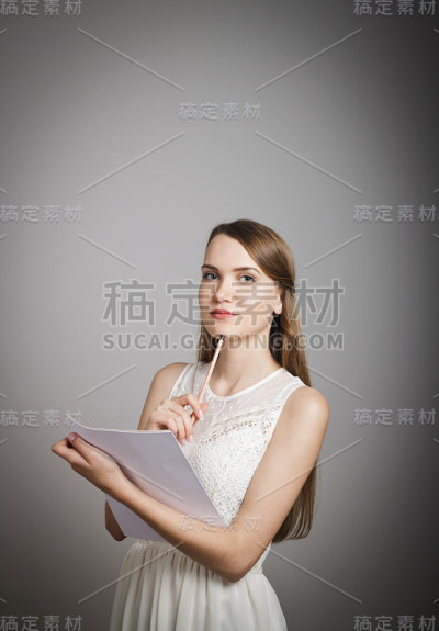 穿着白色衣服的年轻女孩。浓度。