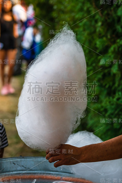 公园里出售的美味棉花糖，特写照片。
