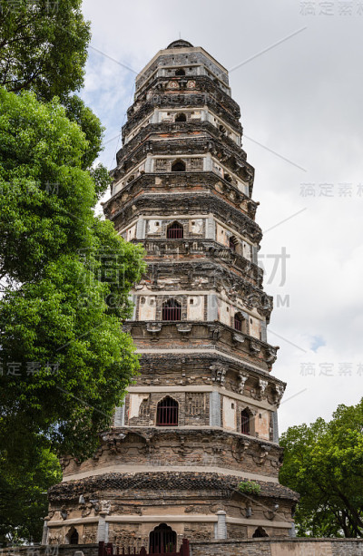 虎丘塔或苏州的虎丘塔，被称为中国的斜塔